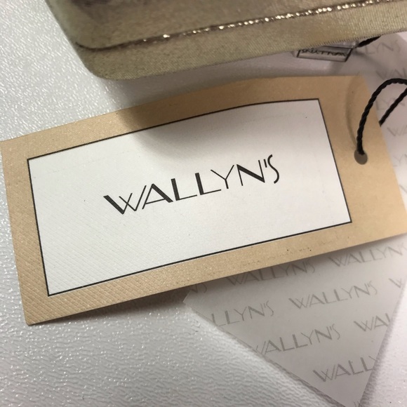 Wallyns Gold Diamond Shaped Purse
Shoulder Bag - Picture 3 of 9